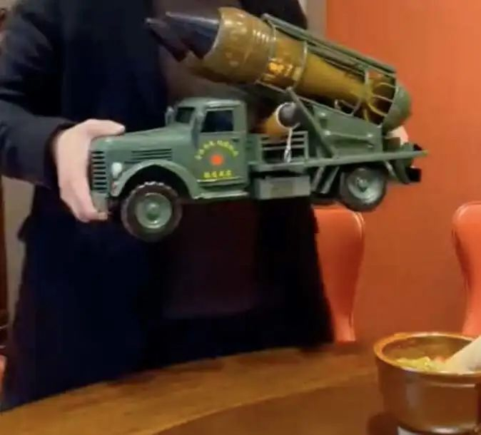 也可能是巡航导弹发射车，只不过装的是迫击炮弹