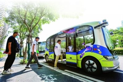 建邺高新区专线无人驾驶巴士上路运营。南京日报/紫金山新闻记者 段仁虎 摄
