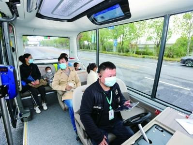 市民体验无人驾驶小巴。南京日报/紫金山新闻记者 段仁虎 摄