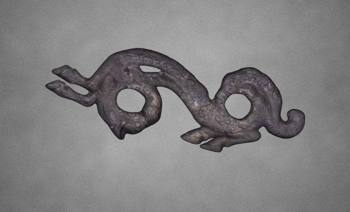 △西汉青铜龙马纹马镳，济南市章丘区博物馆藏（这只龙马卷得挺“苗条”）