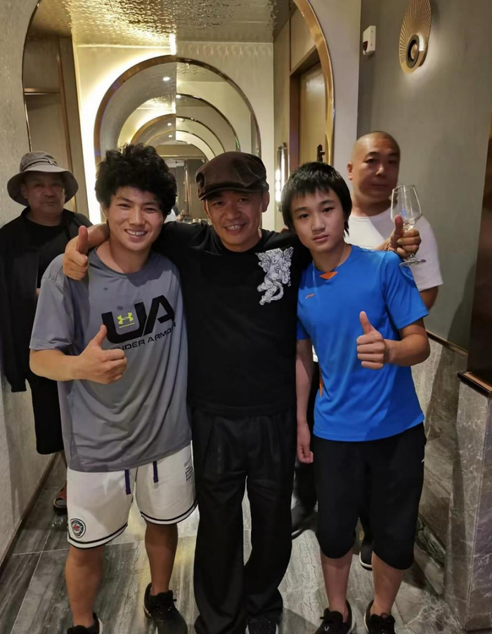 马虎（左）周德柏文（右）与王宝强（中）合影 图/受访人供图