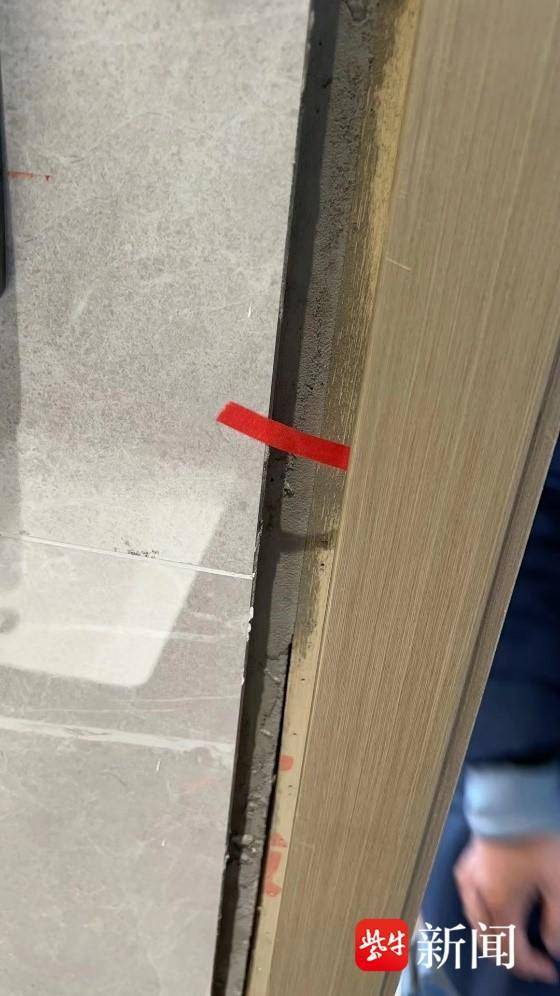 图为次卫的门套和瓷砖之间有明显的窟窿