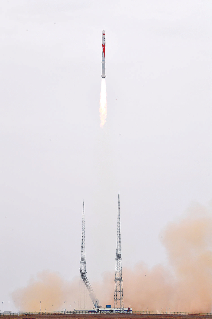     12日9时0分，朱雀二号遥二运载火箭在我国酒泉卫星发射中心发射升空。    新华社发