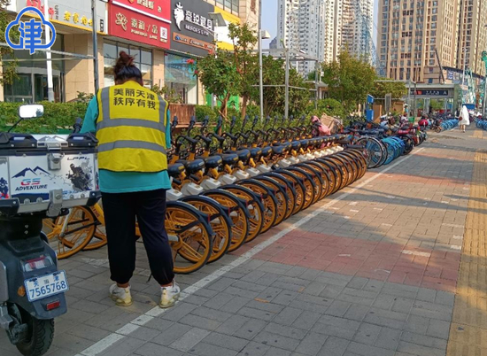 单车运维员在停车区值守和调度