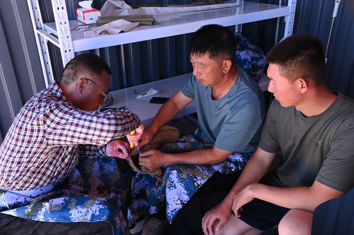 ▲ 被装巡修“大篷车”维修人员为官兵修理军靴