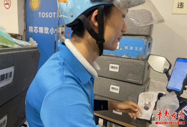 （为外卖员配备“降暑冰圈” 盒马供图）