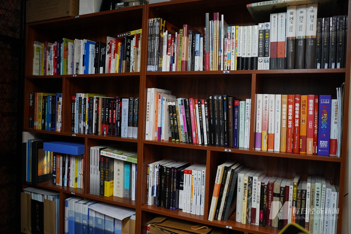 龙渊网络的小型图书馆 图片来源：左梦涵 摄