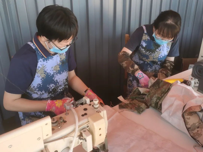 ▲ “暖心妈妈洗修服务队”修理衣物