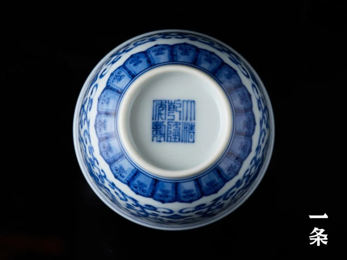 杯底署“大清乾隆年制”篆书款。