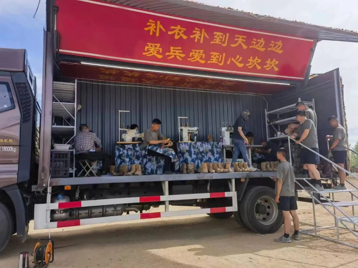 ▲ 被装巡修“大篷车”受到驻训官兵欢迎