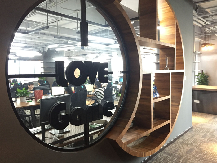 龙渊网络办公一角写着“我爱游戏” 图片来源：受访者