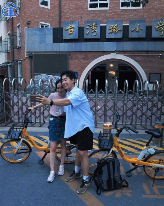 市民游客夜间骑行打卡台湾路