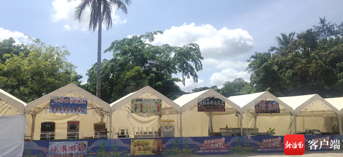 　　球场边的美食展正在准备中。记者 吴岳文 摄