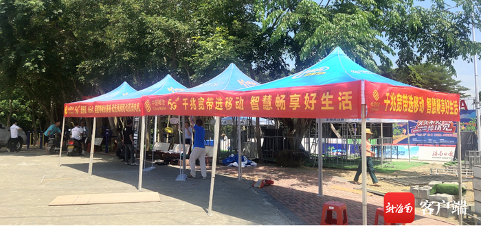 　　工人布置活动现场。记者 吴岳文 摄