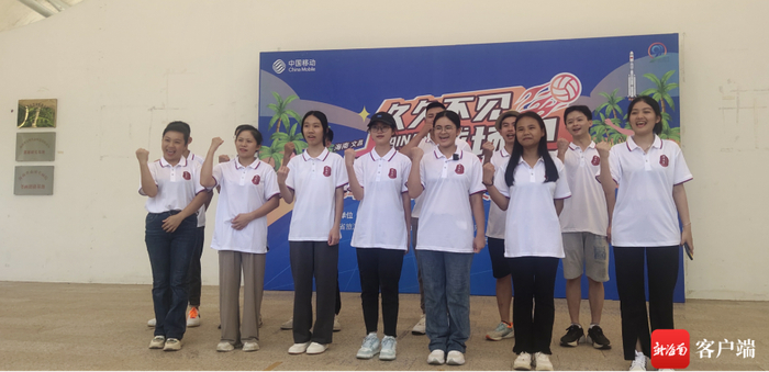 　　湖淡村志愿者为球队加油，欢迎球迷来看球。记者 吴岳文 摄