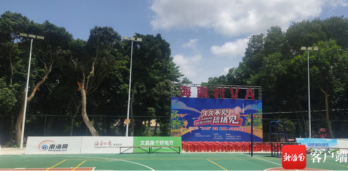 　　绿树环抱的排球场。记者 吴岳文 摄