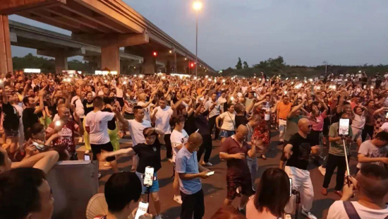 黄金滩蹦迪舞会活动现场。图/空杯