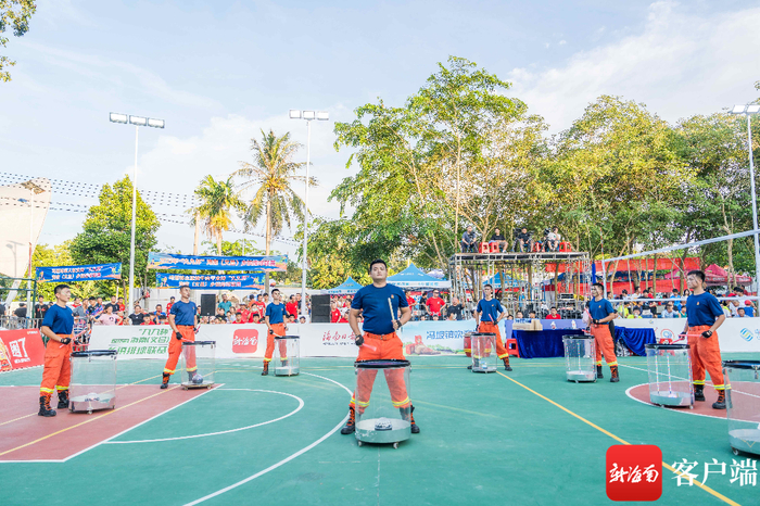 水鼓表演现场。记者 曹志 摄