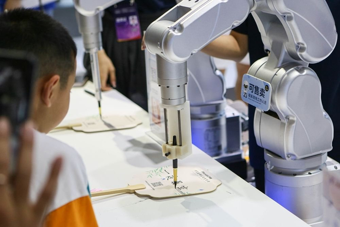 2023世界人工智能大会上的AI“才艺秀” 图片来源：新华社