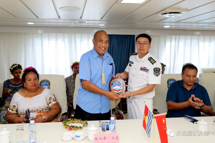 ▲“和平方舟”号医院船船长邓强向基里巴斯总统塔内希·马茂赠送船徽。 徐巍摄