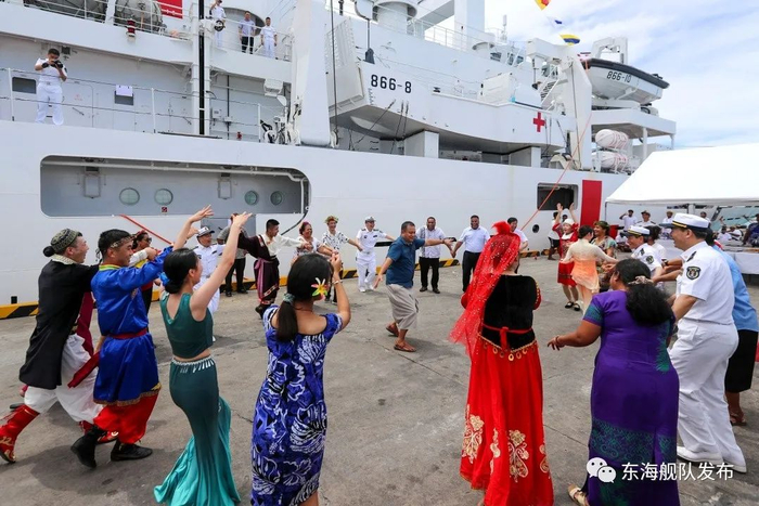 ▲中基双方人员在码头欢迎仪式上欢聚一堂。徐巍摄