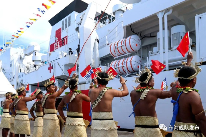 ▲基方民众表演当地特色舞蹈欢迎“和平方舟”号医院船来访。徐巍摄