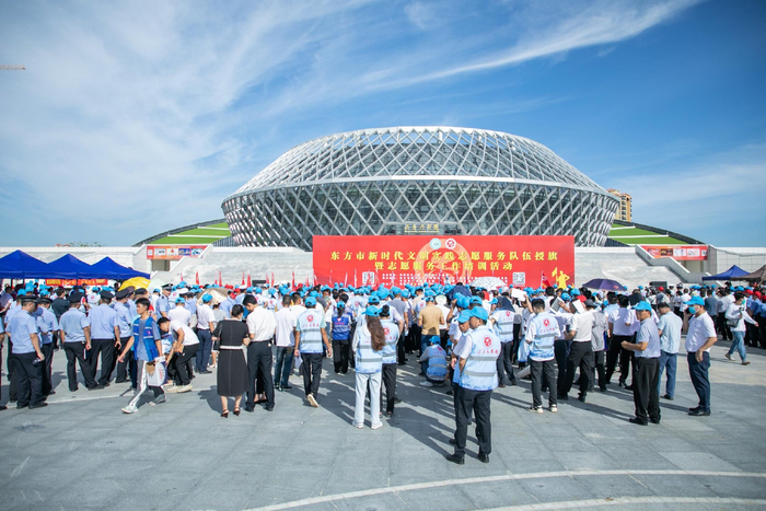 东方举行新时代文明实践志愿服务队伍授旗暨志愿服务工作培训活动。通讯员 赵茜 摄