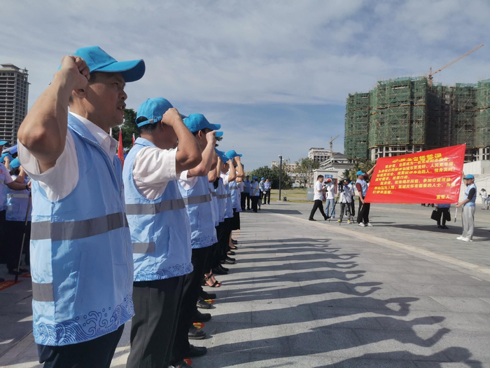 东方举行新时代文明实践志愿服务队伍授旗暨志愿服务工作培训活动。记者李绍远 摄