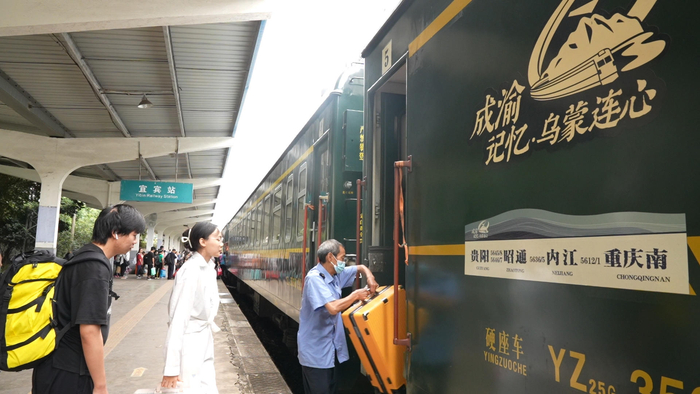 ▲经过宜宾站的慢火车