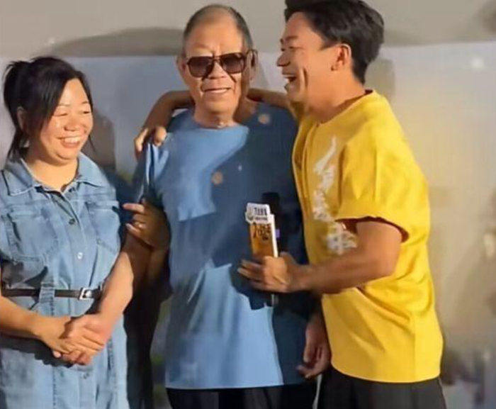 左1为王宝强姐姐王永芳