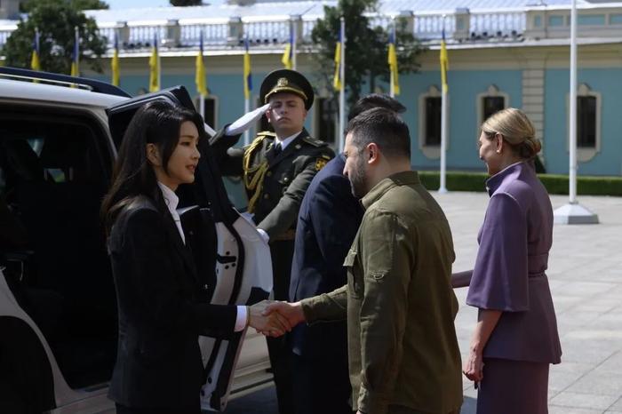 7月15日，韩国总统尹锡悦访问乌克兰。乌克兰总统泽连斯基夫妇在总统府欢迎尹锡悦夫妇。图/乌克兰总统办公室