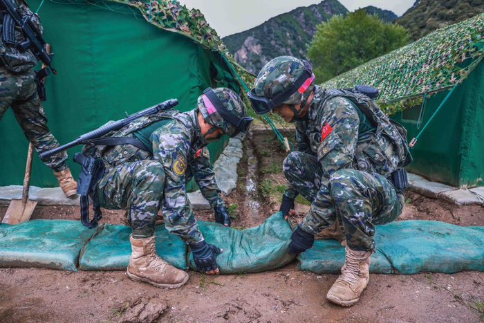 鏖战山谷 直面挑战:直击高原武警野外驻训一线!