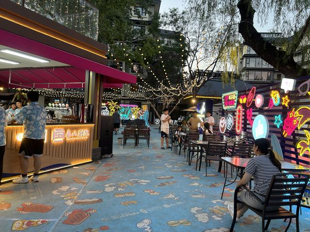 夜幕降临，泰山别院市集渐渐火热起来。新京报记者 陈琳 摄