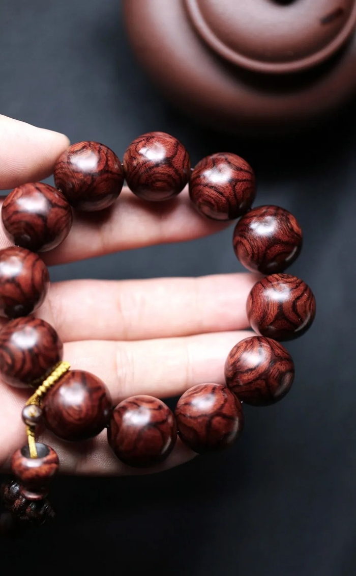 不仅对眼整齐，且中间出现“X”纹，十分难得罕见，令人爱不释手。