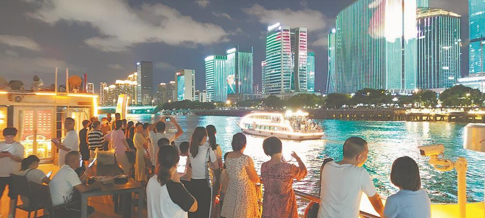 华灯初上，乘坐游轮参加闽江夜游，是许多福州市民、游客钟爱的消暑纳凉方式之一。本报记者 郭斌 摄