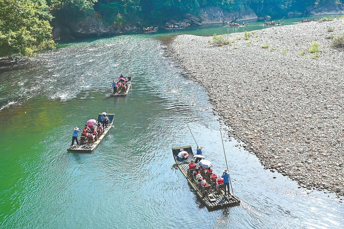 近日，在福建武夷山国家公园，游客乘竹筏漂流，选择亲水消暑，享受夏日清凉。本报通讯员 黄杰敏 摄