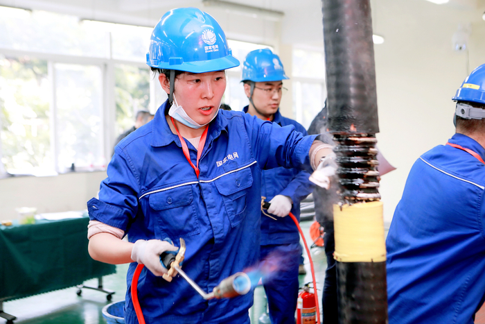 ▲李雁翎正在制作电缆接头