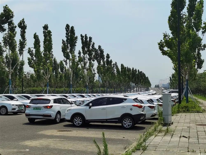 △从缺口走进去，眼前是延绵几十米的马路停车场。