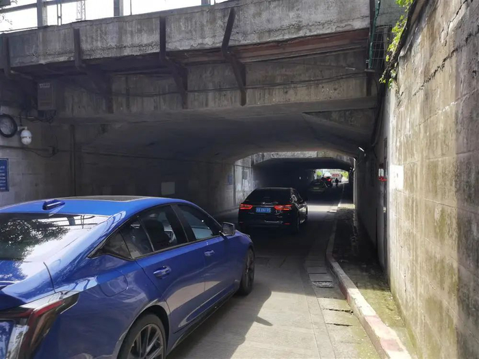 △建华路下穿铁路地道的最窄处将将只够两辆车相向通行，车辆通行时必须十分缓慢谨慎，通行效率极低。