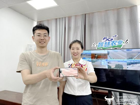 图注：客户经理展示“蓝天卫士”监控系统使用。