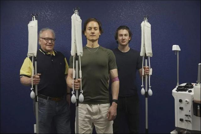 ·&nbsp;约翰逊（中）带着父亲理查德（左）与儿子换血。