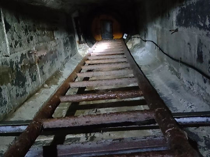 ▲通往地下隧道的铁梯