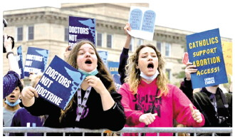 图为2022年5月3日，在美国华盛顿，支持和反对堕胎权的人们在美国联邦最高法院外集会。 新华社发