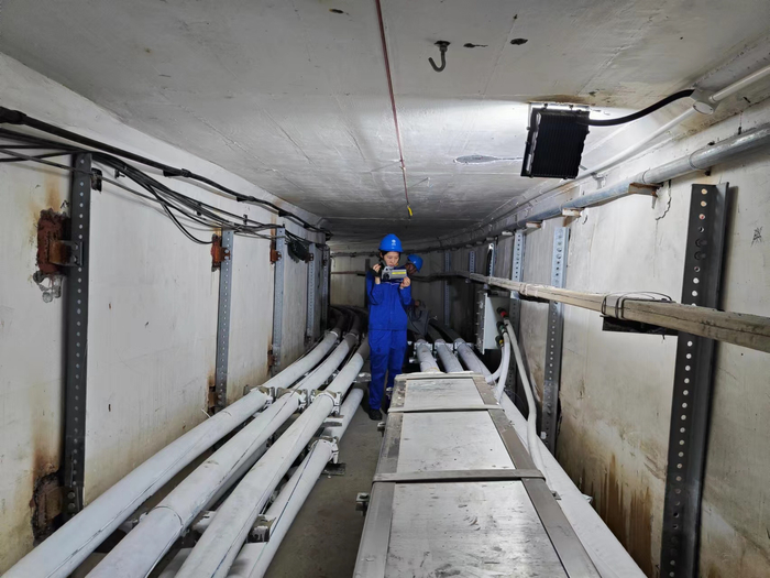 ▲李雁翎正在检测电缆接头