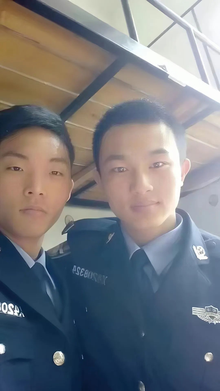 汪晓龙（右）与警校同学合影