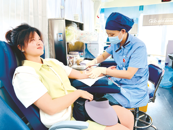     市民积极献血    本报记者 宋延康 摄