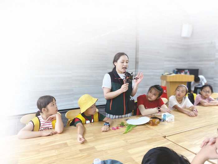     ▼植物锤画课程精彩丰富，深深地吸引了小记者们