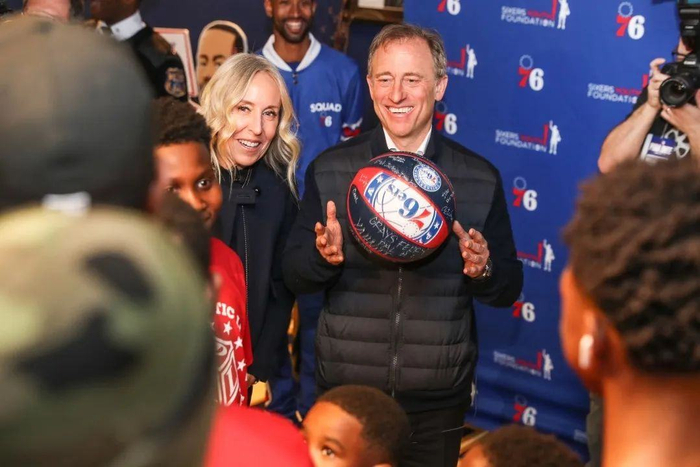 ▲约什·哈里斯（右）和妻子马乔里·哈里斯（左）