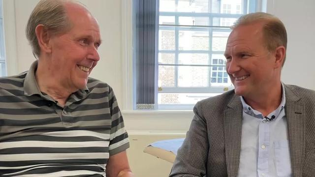 ▲80岁的迈克·科利（左）和儿子马克