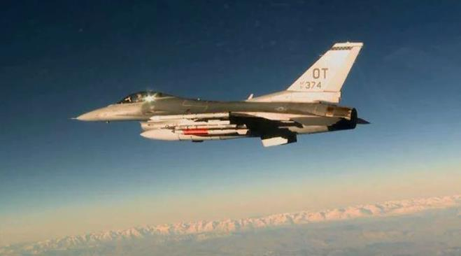 F-16战机挂载B61核弹 资料图 图源：美国空军技术网站